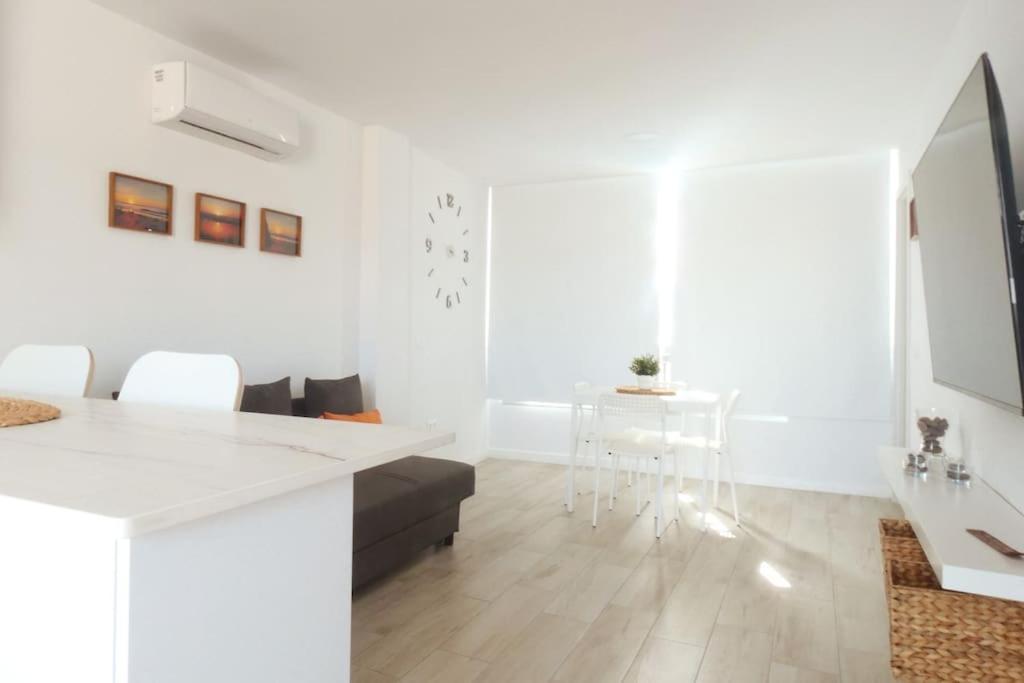 Newly Refurbished Beachfront Apartment. Сан-Бартоломе Экстерьер фото